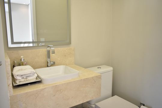 Comprar apartamento com 2 quartos e piscina no condomínio. — Lavabo