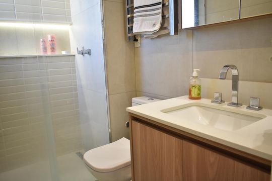 Comprar apartamento com 2 quartos e piscina no condomínio. — Banheiro da Suíte 2