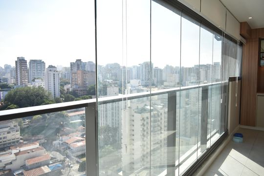 Comprar apartamento com 2 quartos e piscina no condomínio. — Sacada