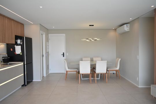 Comprar apartamento com 2 quartos e piscina no condomínio. — Sala