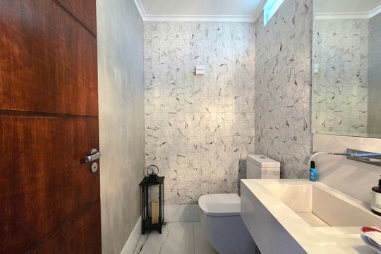 Comprar casa mobiliada com 3 quartos. — Lavabo