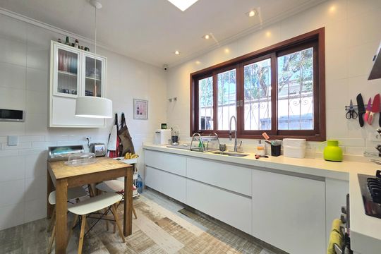 Comprar casa mobiliada com 3 quartos. — Cozinha