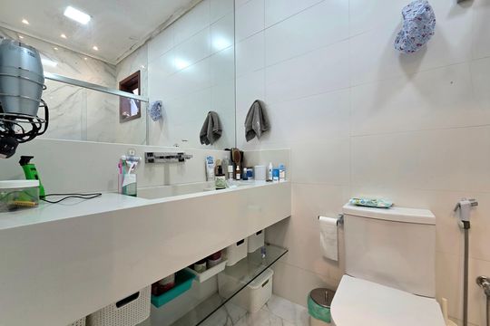Comprar casa mobiliada com 3 quartos. — Banheiro da Suíte 1