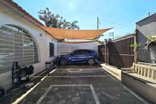 Comprar casa mobiliada com 3 quartos. — Entrada/Garagem