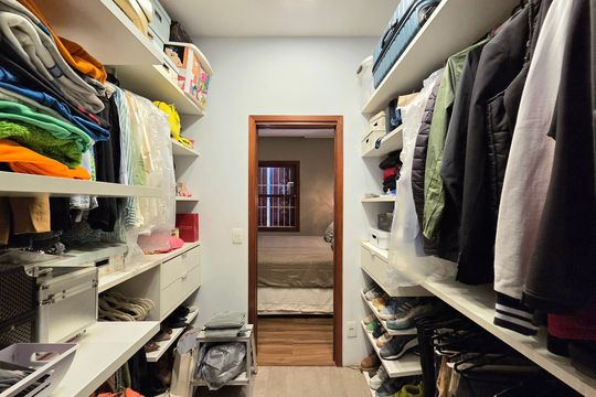 Comprar casa mobiliada com 3 quartos. — Closet da suíte 1