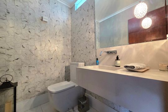 Comprar casa mobiliada com 3 quartos. — Lavabo