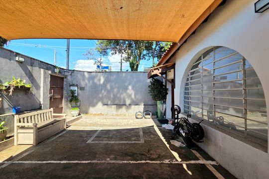 Comprar casa mobiliada com 3 quartos. — Entrada/Garagem