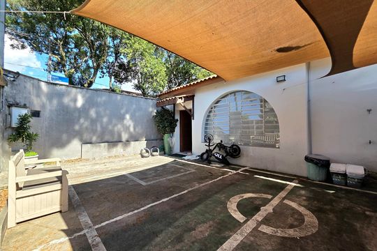 Comprar casa mobiliada com 3 quartos. — Entrada/Garagem