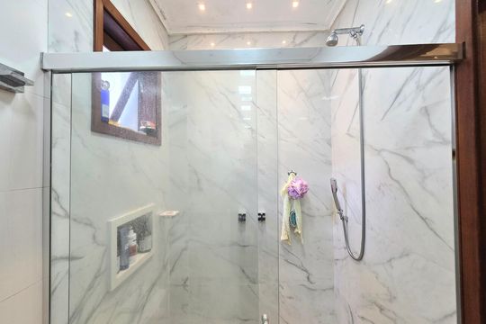 Comprar casa mobiliada com 3 quartos. — Banheiro da Suíte 1