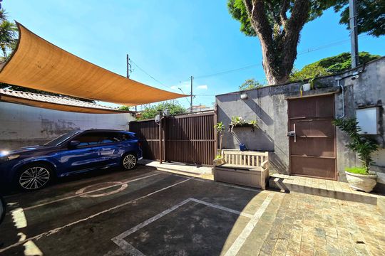 Comprar casa mobiliada com 3 quartos. — Entrada/Garagem