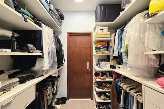 Comprar casa mobiliada com 3 quartos. — Closet da suíte 1