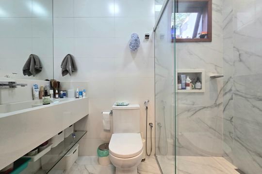Comprar casa mobiliada com 3 quartos. — Banheiro da Suíte 1