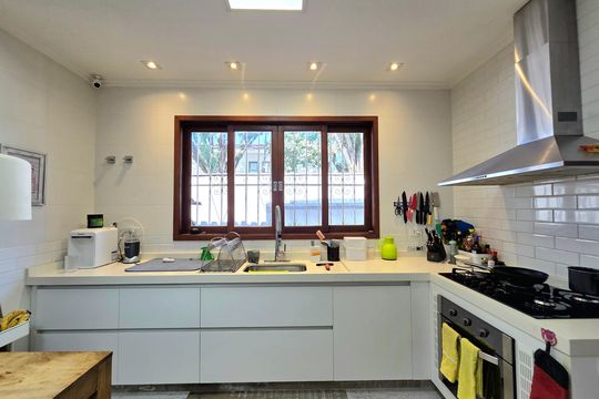 Comprar casa mobiliada com 3 quartos. — Cozinha