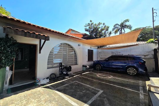 Comprar casa mobiliada com 3 quartos. — Entrada/Garagem