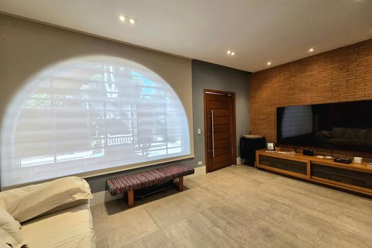 Comprar casa mobiliada com 3 quartos. — Sala