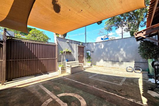 Comprar casa mobiliada com 3 quartos. — Entrada/Garagem