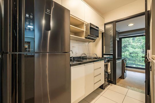 Apartamento em Pinheiros, 2 quartos, 1 suíte, varanda, piscina, mobiliado. Ideal para comprar. — Sala/Cozinha