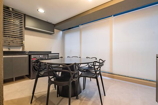 Apartamento em Pinheiros, 2 quartos, 1 suíte, varanda, piscina, mobiliado. Ideal para comprar. — Varanda