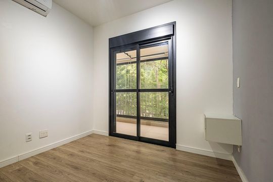 Apartamento em Pinheiros, 2 quartos, 1 suíte, varanda, piscina, mobiliado. Ideal para comprar. — Suíte