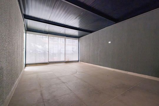 Apartamento em Pinheiros, 2 quartos, 1 suíte, varanda, piscina, mobiliado. Ideal para comprar. — Varanda