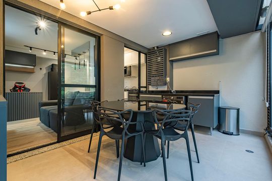 Apartamento em Pinheiros, 2 quartos, 1 suíte, varanda, piscina, mobiliado. Ideal para comprar. — Varanda