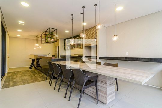Apartamento em Pinheiros, 2 quartos, 1 suíte, varanda, piscina, mobiliado. Ideal para comprar. — Salão de Festas
