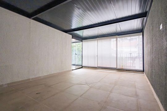 Apartamento em Pinheiros, 2 quartos, 1 suíte, varanda, piscina, mobiliado. Ideal para comprar. — Varanda