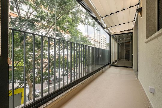 Apartamento em Pinheiros, 2 quartos, 1 suíte, varanda, piscina, mobiliado. Ideal para comprar. — Varanda