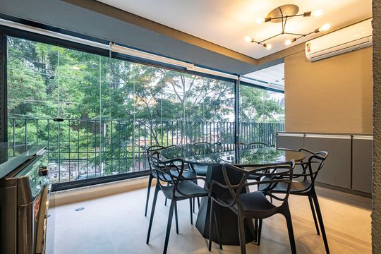 Apartamento em Pinheiros, 2 quartos, 1 suíte, varanda, piscina, mobiliado. Ideal para comprar. — Varanda