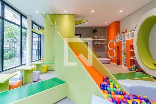 Apartamento em Pinheiros, 2 quartos, 1 suíte, varanda, piscina, mobiliado. Ideal para comprar. — Brinquedoteca