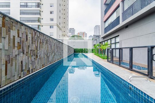 Apartamento em Pinheiros, 2 quartos, 1 suíte, varanda, piscina, mobiliado. Ideal para comprar. — Piscina