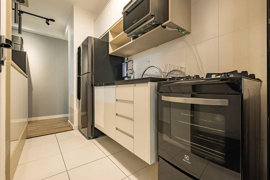 Apartamento em Pinheiros, 2 quartos, 1 suíte, varanda, piscina, mobiliado. Ideal para comprar. — Sala/Cozinha