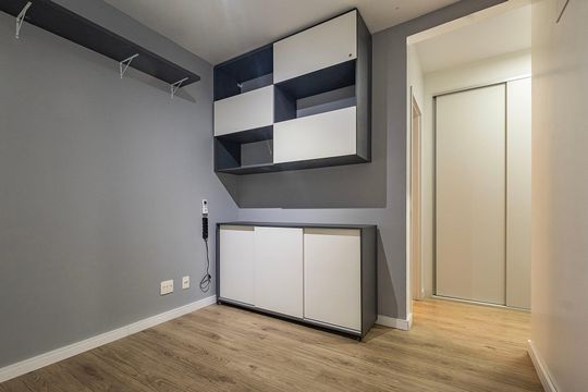 Apartamento em Pinheiros, 2 quartos, 1 suíte, varanda, piscina, mobiliado. Ideal para comprar. — Suíte
