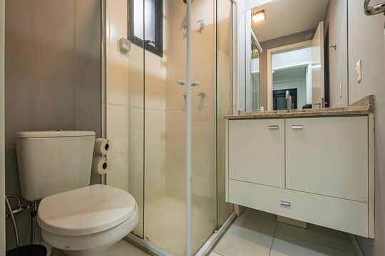 Apartamento em Pinheiros, 2 quartos, 1 suíte, varanda, piscina, mobiliado. Ideal para comprar. — Banheiro