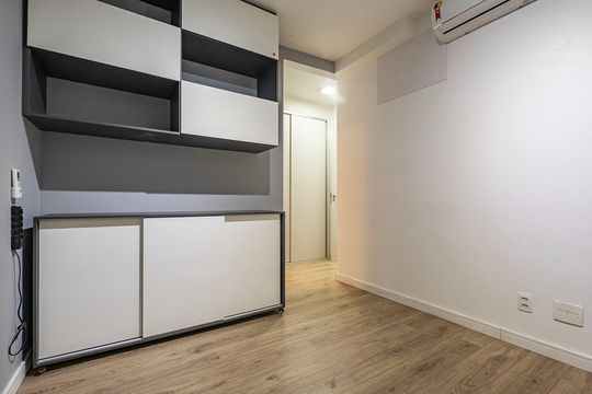 Apartamento em Pinheiros, 2 quartos, 1 suíte, varanda, piscina, mobiliado. Ideal para comprar. — Suíte