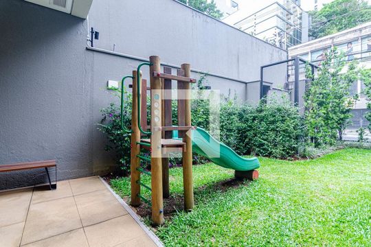 Apartamento em Pinheiros, 2 quartos, 1 suíte, varanda, piscina, mobiliado. Ideal para comprar. — Playground