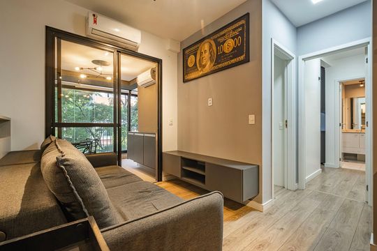 Apartamento em Pinheiros, 2 quartos, 1 suíte, varanda, piscina, mobiliado. Ideal para comprar. — Sala/Cozinha