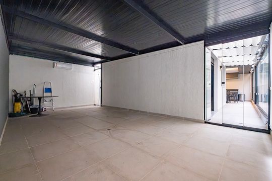 Apartamento em Pinheiros, 2 quartos, 1 suíte, varanda, piscina, mobiliado. Ideal para comprar. — Varanda
