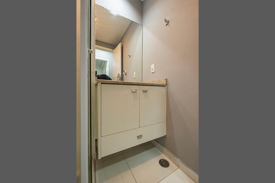Apartamento em Pinheiros, 2 quartos, 1 suíte, varanda, piscina, mobiliado. Ideal para comprar. — Banheiro