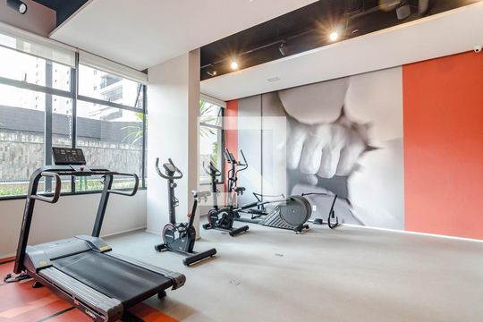 Apartamento em Pinheiros, 2 quartos, 1 suíte, varanda, piscina, mobiliado. Ideal para comprar. — Academia