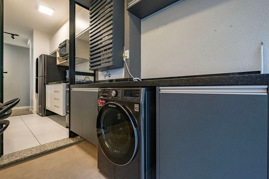 Apartamento em Pinheiros, 2 quartos, 1 suíte, varanda, piscina, mobiliado. Ideal para comprar. — Varanda