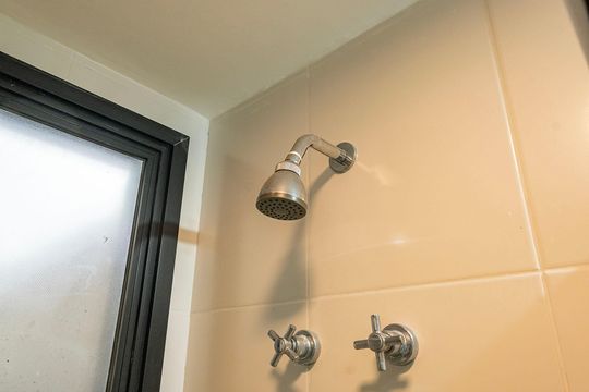 Apartamento em Pinheiros, 2 quartos, 1 suíte, varanda, piscina, mobiliado. Ideal para comprar. — Banheiro