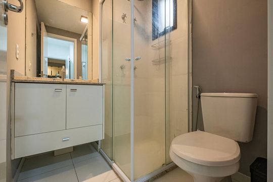 Apartamento em Pinheiros, 2 quartos, 1 suíte, varanda, piscina, mobiliado. Ideal para comprar. — Suíte