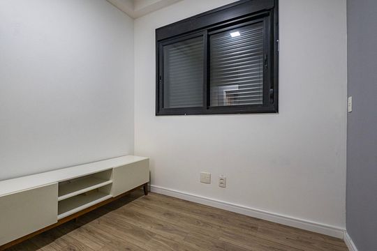 Apartamento em Pinheiros, 2 quartos, 1 suíte, varanda, piscina, mobiliado. Ideal para comprar. — Quarto 2