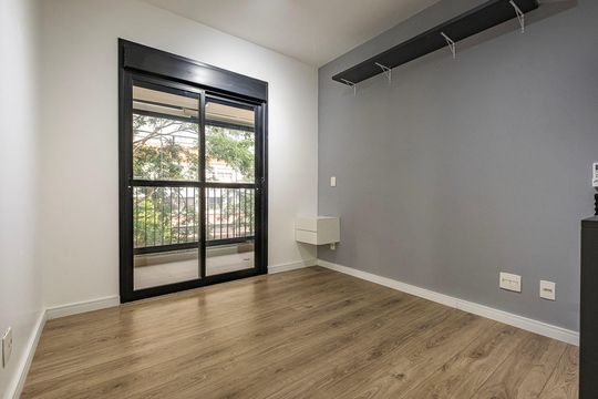 Apartamento em Pinheiros, 2 quartos, 1 suíte, varanda, piscina, mobiliado. Ideal para comprar. — Suíte