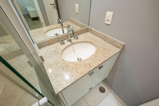 Apartamento em Pinheiros, 2 quartos, 1 suíte, varanda, piscina, mobiliado. Ideal para comprar. — Banheiro