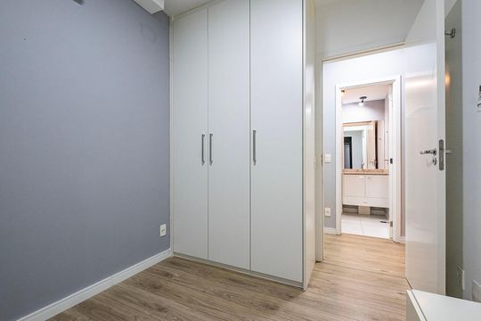 Apartamento em Pinheiros, 2 quartos, 1 suíte, varanda, piscina, mobiliado. Ideal para comprar. — Quarto 2