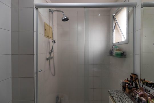 Apartamento mobiliado em Perdizes, 3 quartos, varanda e closet, à venda. — Banheiro da Suíte 1
