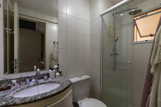Apartamento mobiliado em Perdizes, 3 quartos, varanda e closet, à venda. — Banheiro da Suíte 2
