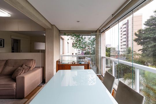 Apartamento mobiliado em Perdizes, 3 quartos, varanda e closet, à venda. — Varanda